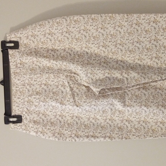 GLORIA VANDERBILT Floral Capris - Picture 6 of 8